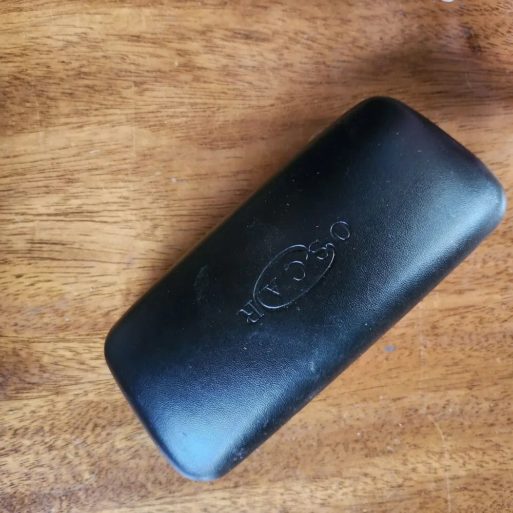 Oscar de la Renta Hard Shell Eyeglass Case Black Exterior Pink Interior
